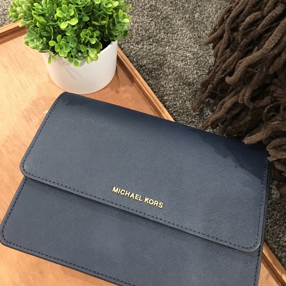 Michael Kors Daniela Large Gusset Crossbody - Picture 4 of 9